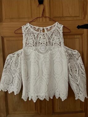cupcakes & cashmere White Lace Cold-Shoulder Blouse